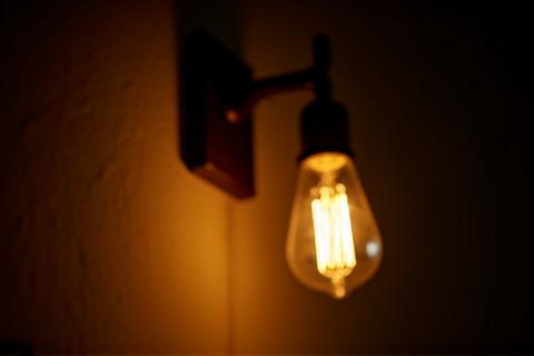 Unik væglampe i smedejern og glas, industriel stil.